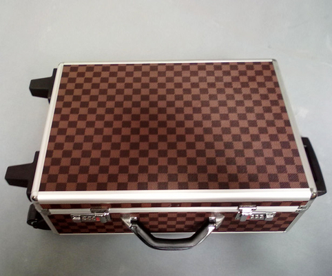 Caja de aluminio de la carretilla del balanceo de la superficie de la PU con la cerradura fuerte del código de la manija de la espuma de EVA